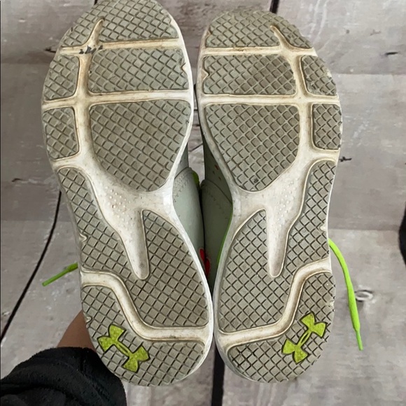 Under Armour micro g 4D foam sneaker in 5.5 - Picture 9 of 16